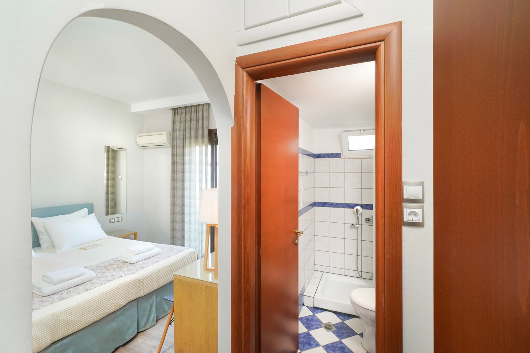 Hotel Kamelia & Semili standardna soba.jpg