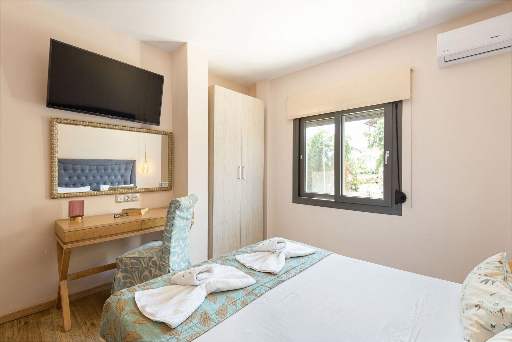 Regos Resort Hotel-Superior suite spavaca soba.jpg