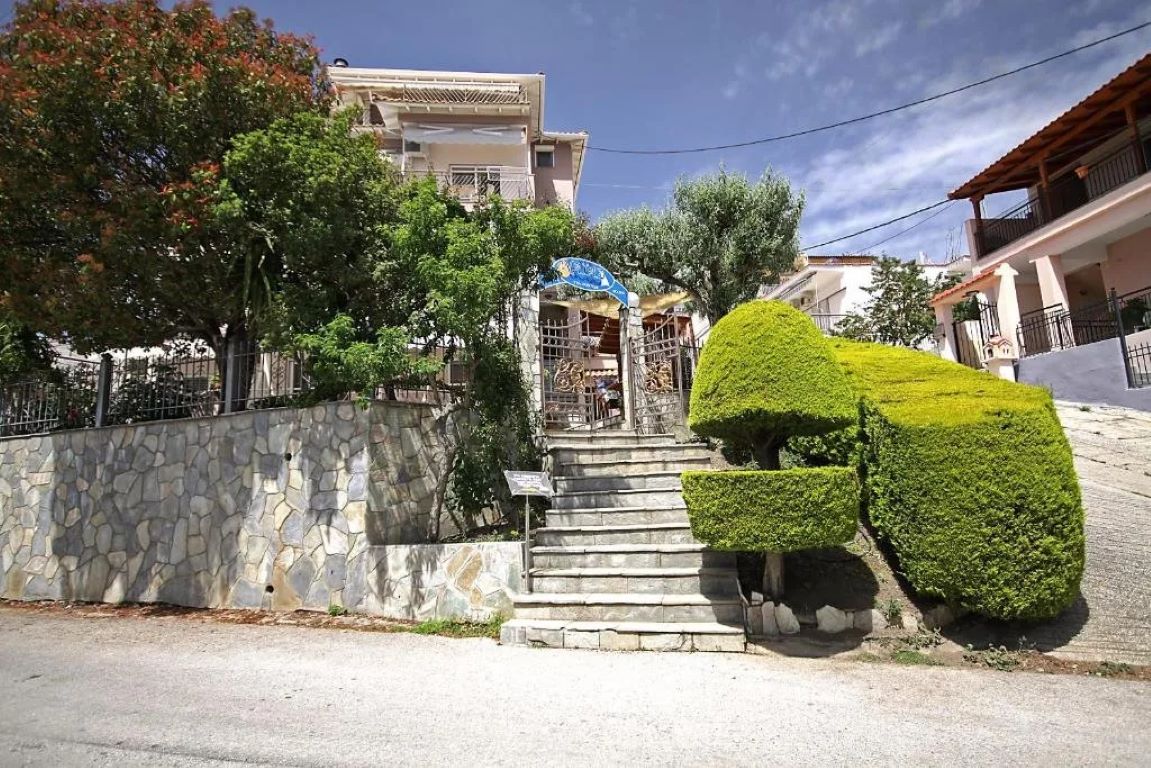 Naias Apartments-Prilaz hotelu.jpg