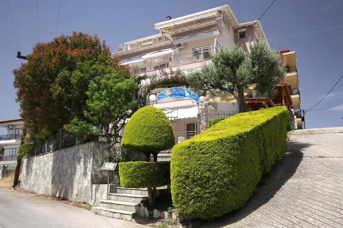 Naias Apartments-Zgrada hotela.jpg