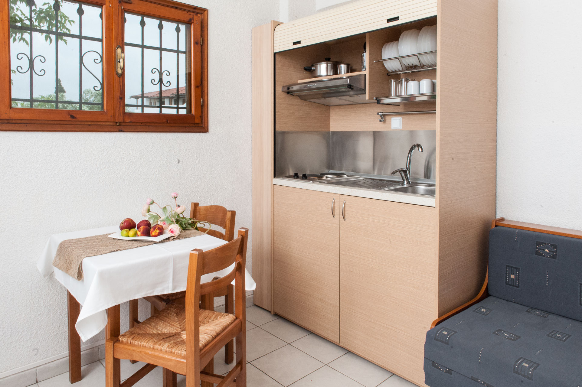 Alkinoos Beach Hotel-Apartman basta kuhinja.jpg