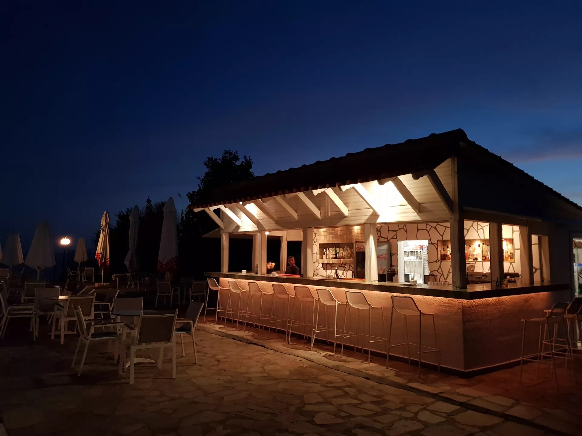Alkinoos Beach Hotel-Bar pored bazena.jpg