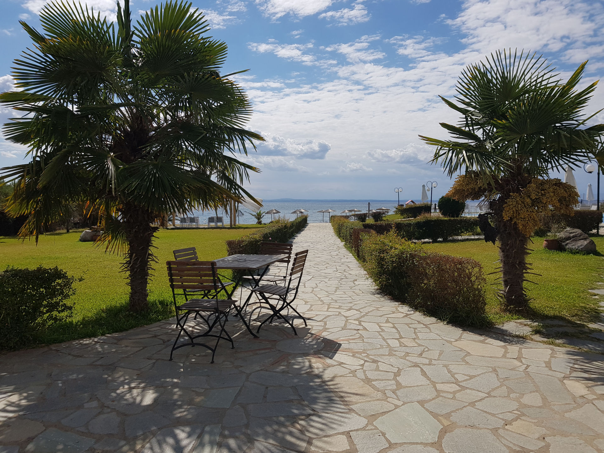 Alkinoos Beach Hotel-Put do plaze.jpg
