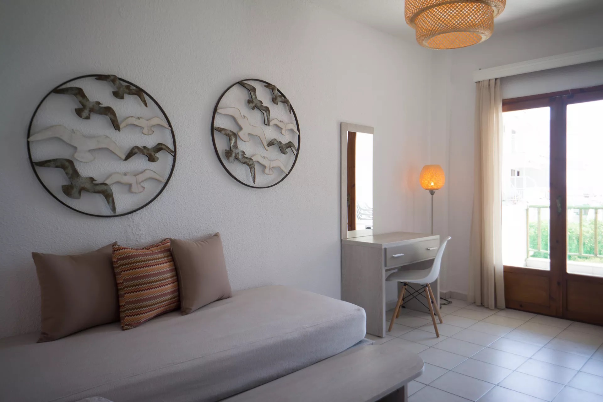 Alkinoos Beach Hotel-Superior apartman tri osobe dnevna soba.jpg