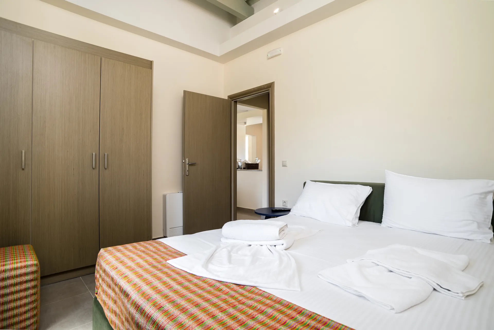 Three Stars Luxury Villas-Erotas vila spavaca soba.jpg