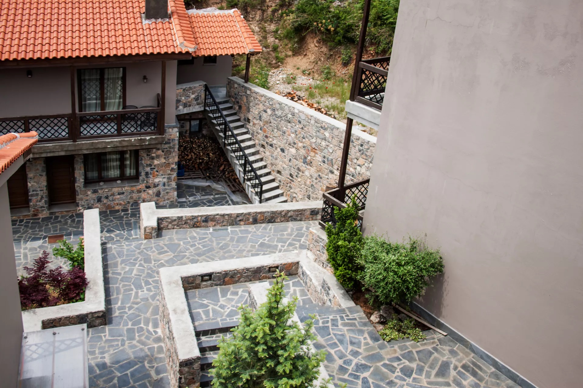 Vassiliki Guesthouse-Dvoriste hotela.jpg