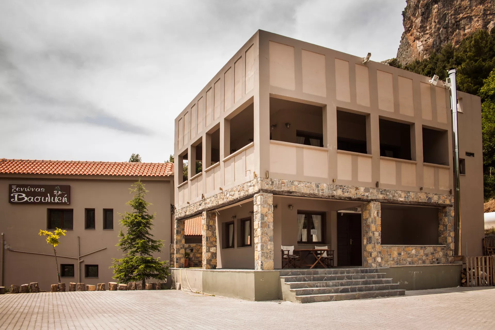 Vassiliki Guesthouse-Hotel spolja.jpg