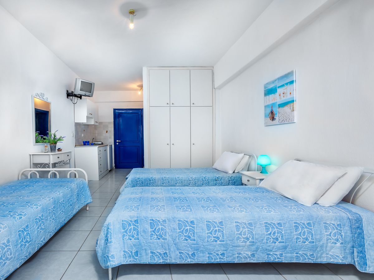 Xenios Loutra Village Arsinoi studios izgled trokrevetnog studia.jpg