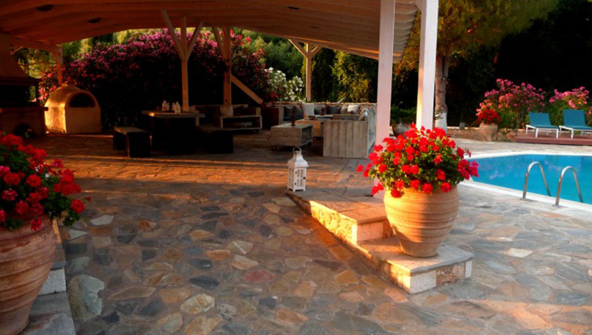 Hotel Karavostasi pool bar 1.jpg