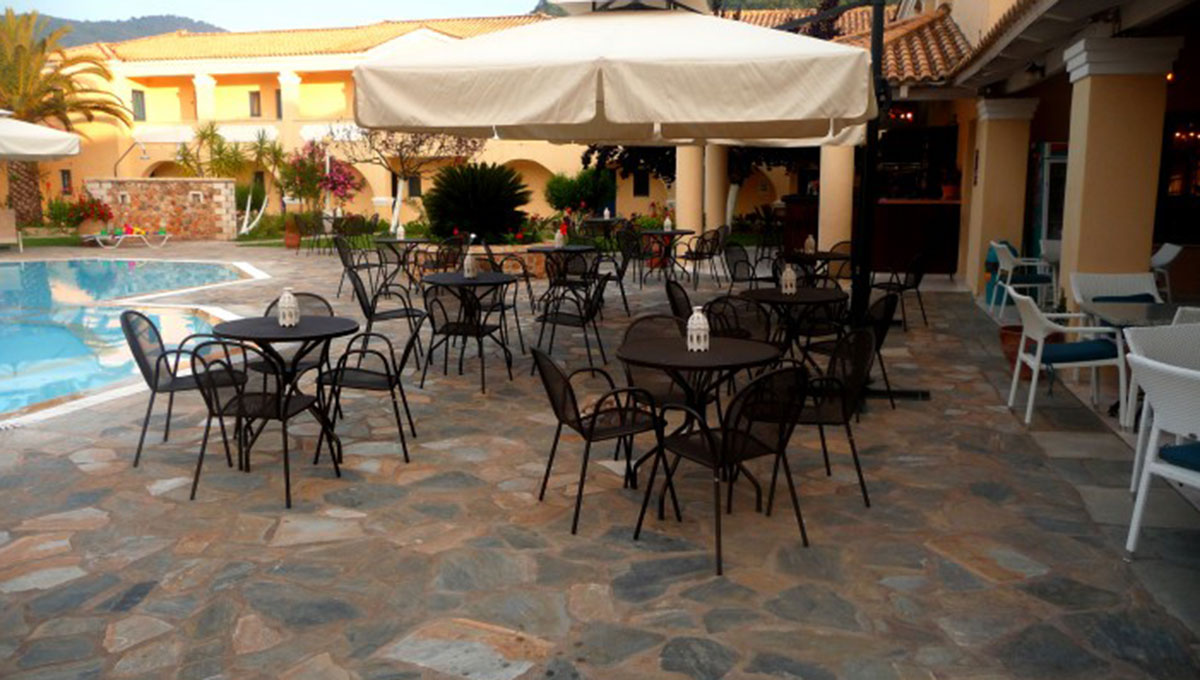 Hotel Karavostasi pool bar.jpg