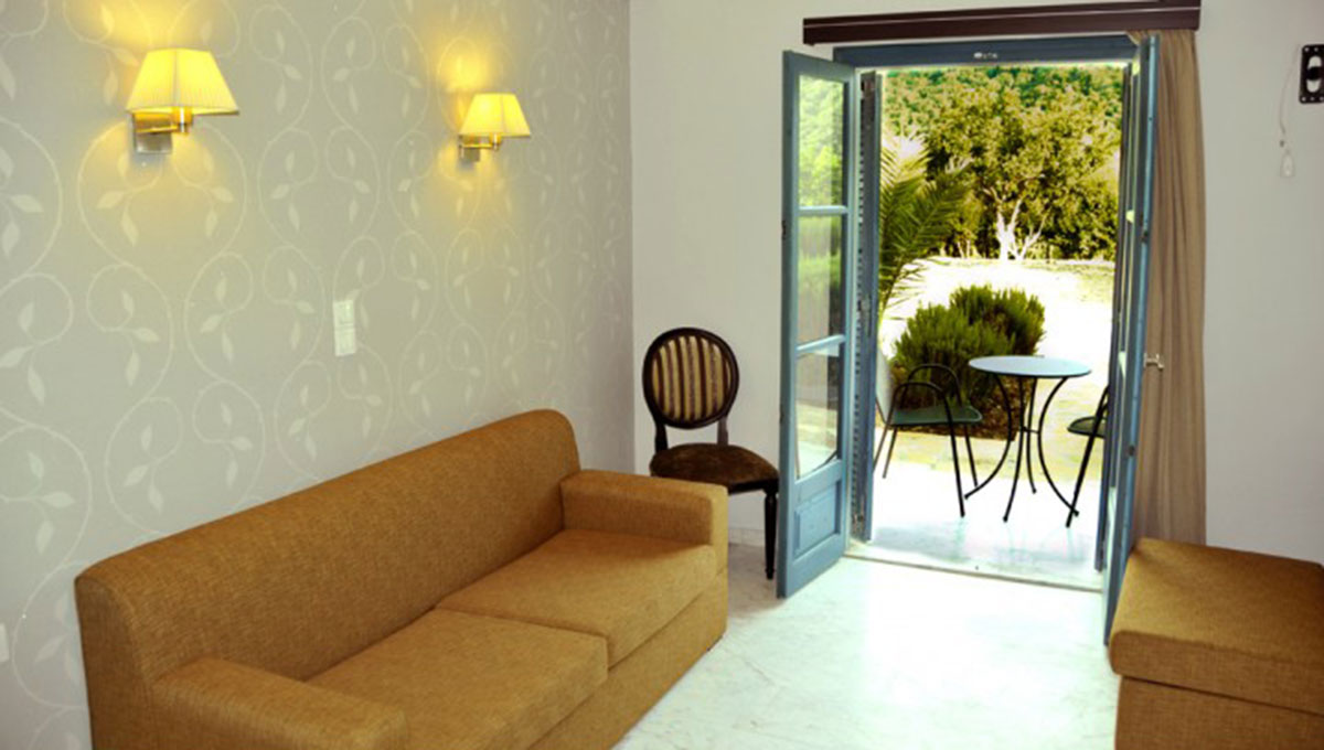 Hotel Karavostasi room 1.jpg