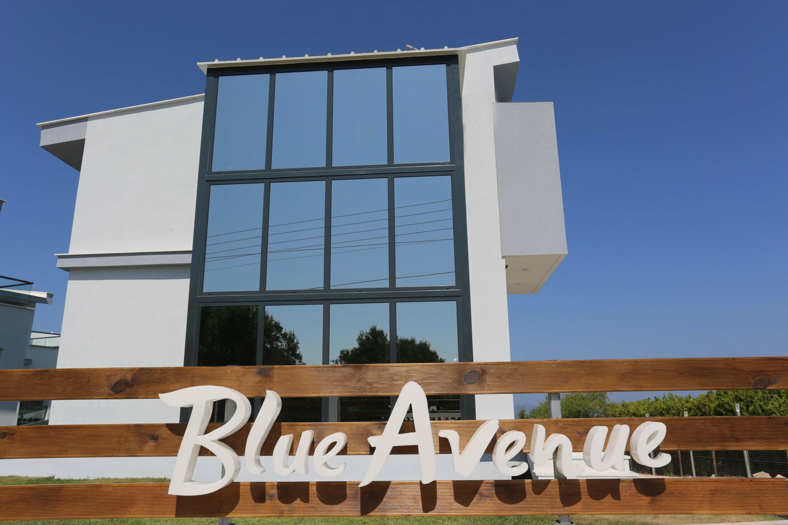 Blue Avenue-Zgrada hotela.jpg