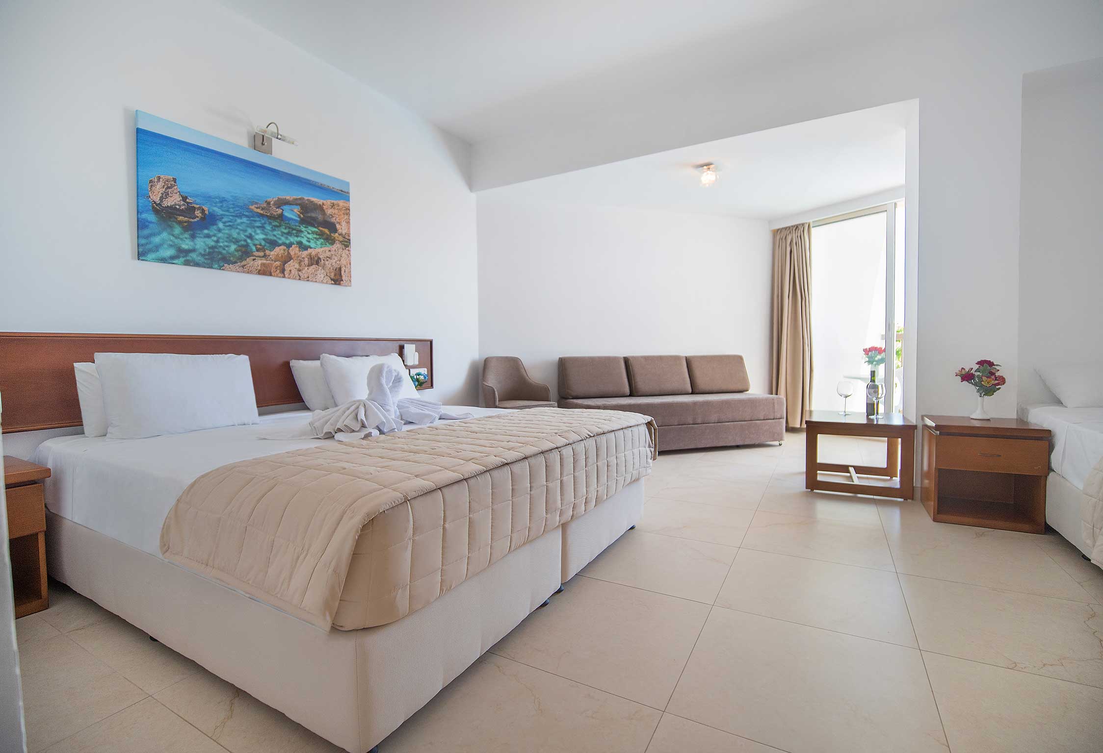 Avlida Hotel-Porodicna soba bazen.jpg