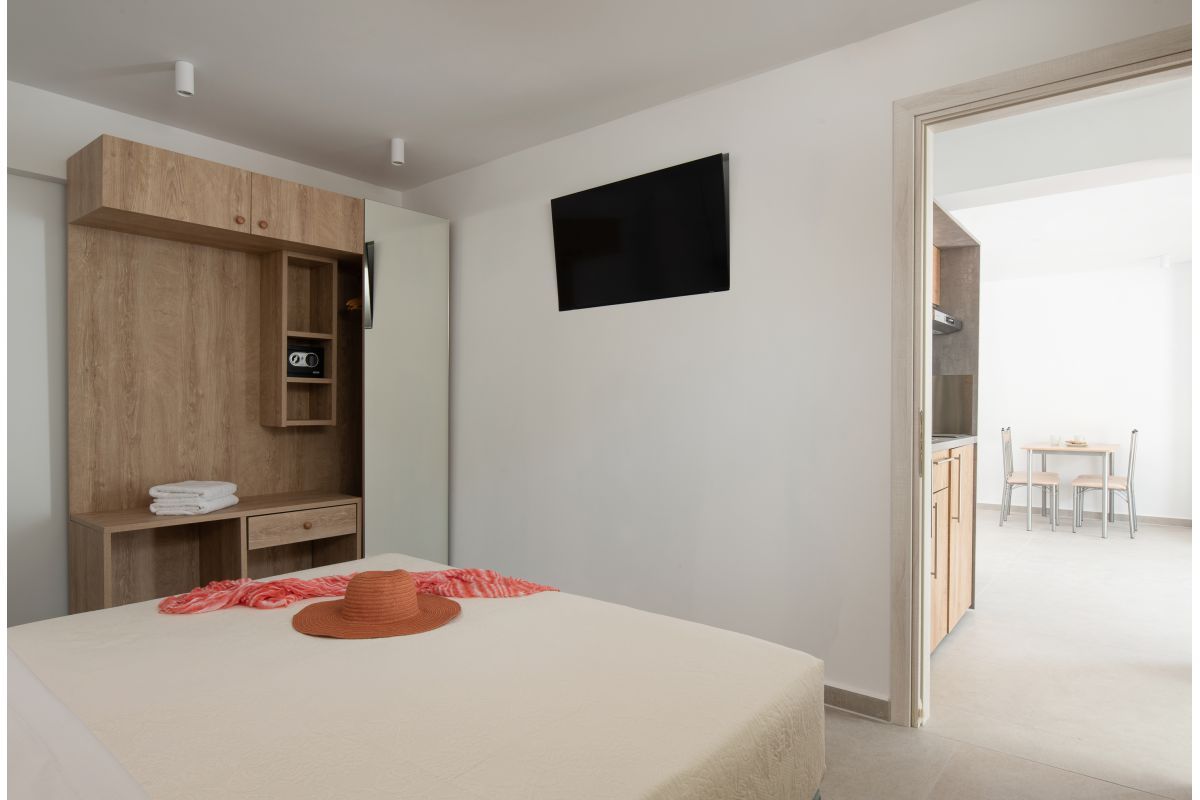 Hanioti Central Hotel-Porodicni apartman Mary spavaca soba.jpg