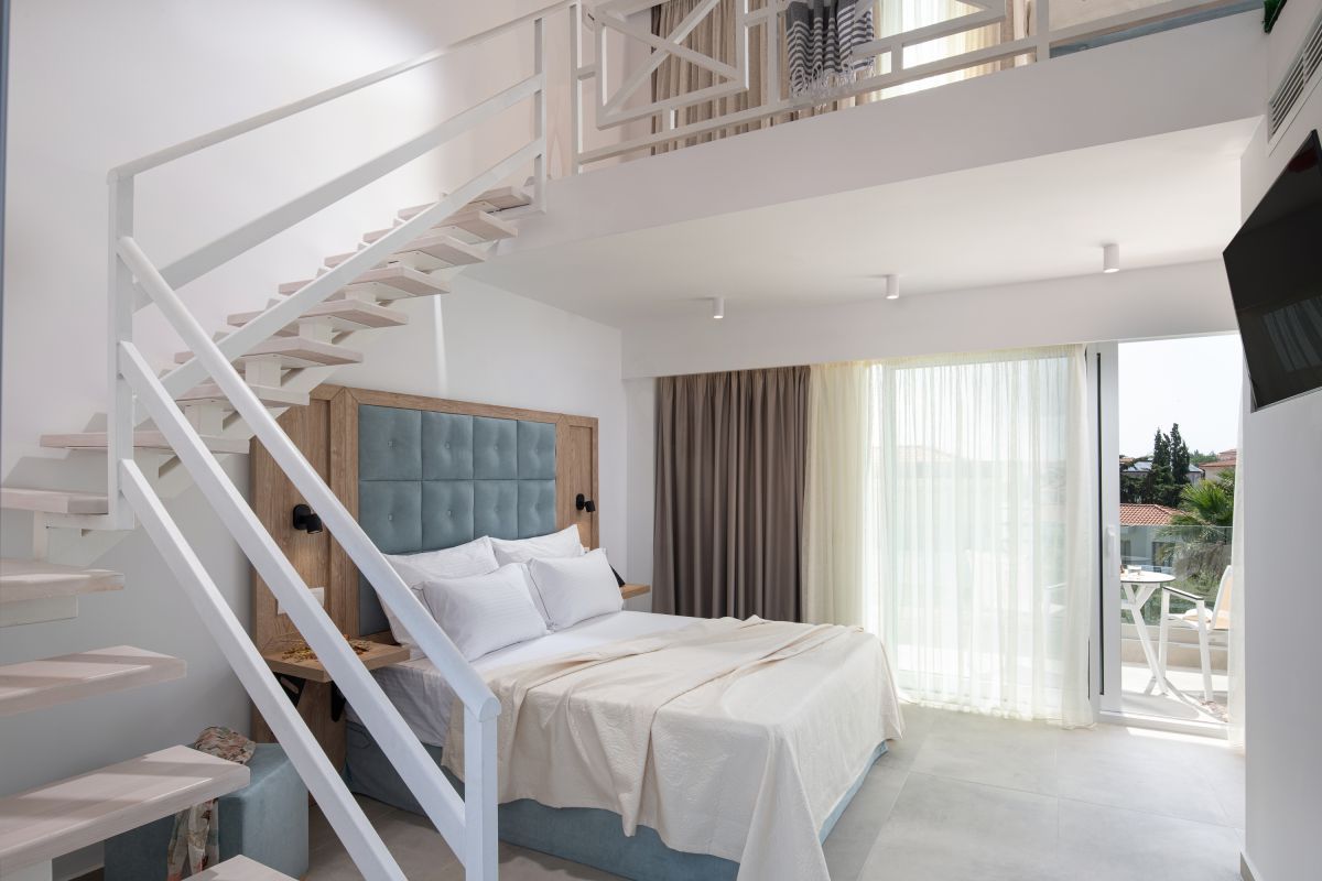 Hanioti Central Hotel-Trokrevetna soba potkrovlje.jpg