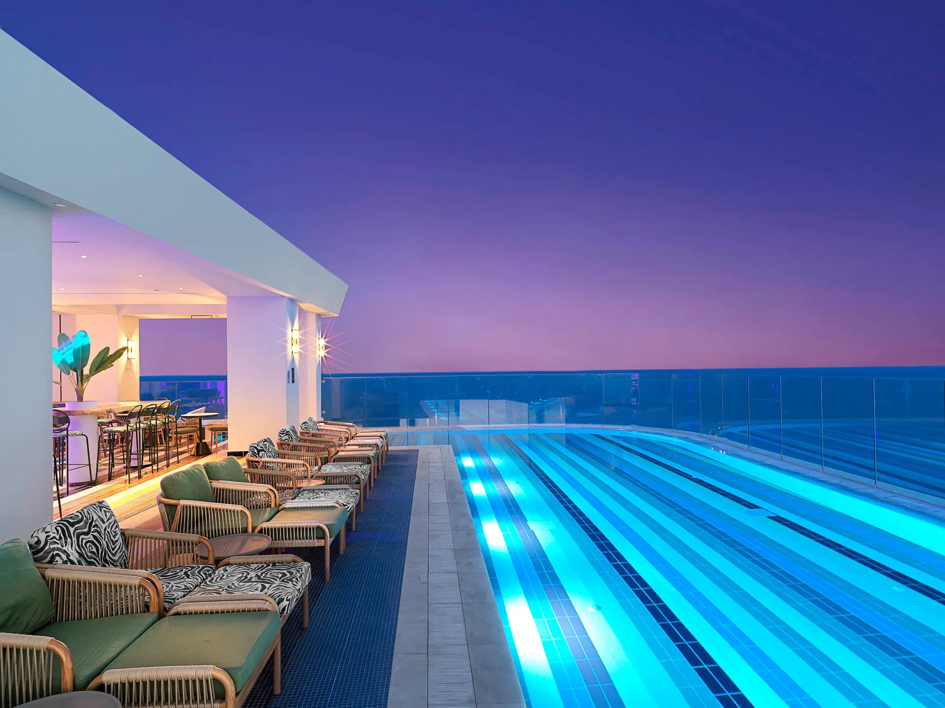 NYX Hotel Limassol by Leonardo-Bar pored bazena.jpg