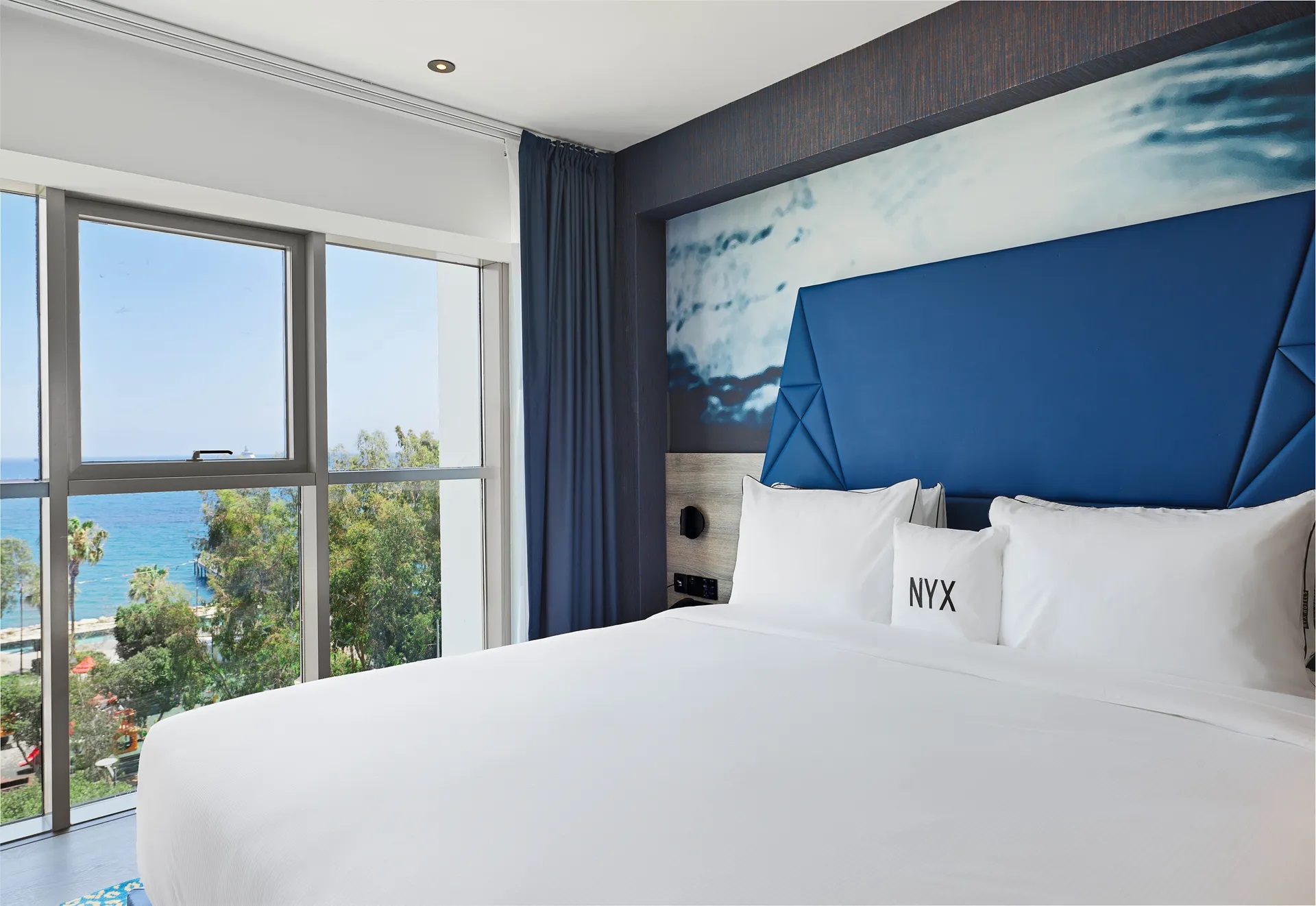 NYX Hotel Limassol by Leonardo-Executive soba pogled more.jpg