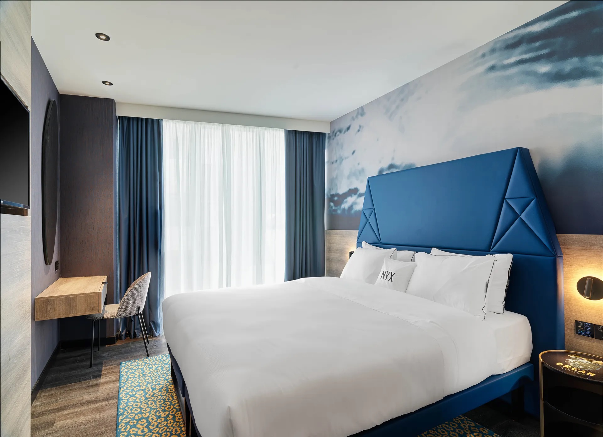 NYX Hotel Limassol by Leonardo-Standardna soba delimican pogled more.jpg