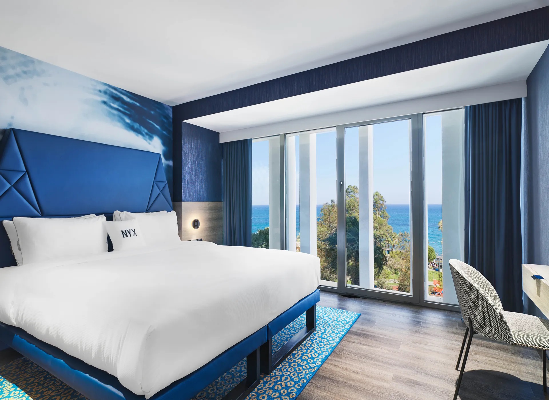 NYX Hotel Limassol by Leonardo-Standardna soba pogled more.jpg