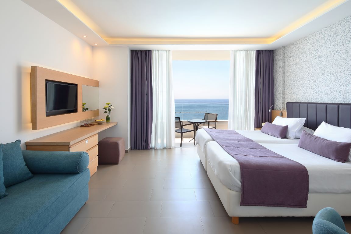 Royal Apollonia Limassol-Cetvorokrevetna soba more.jpg