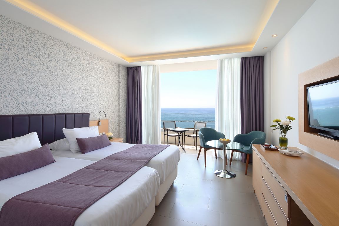 Royal Apollonia Limassol-Superior soba pogled more.jpg