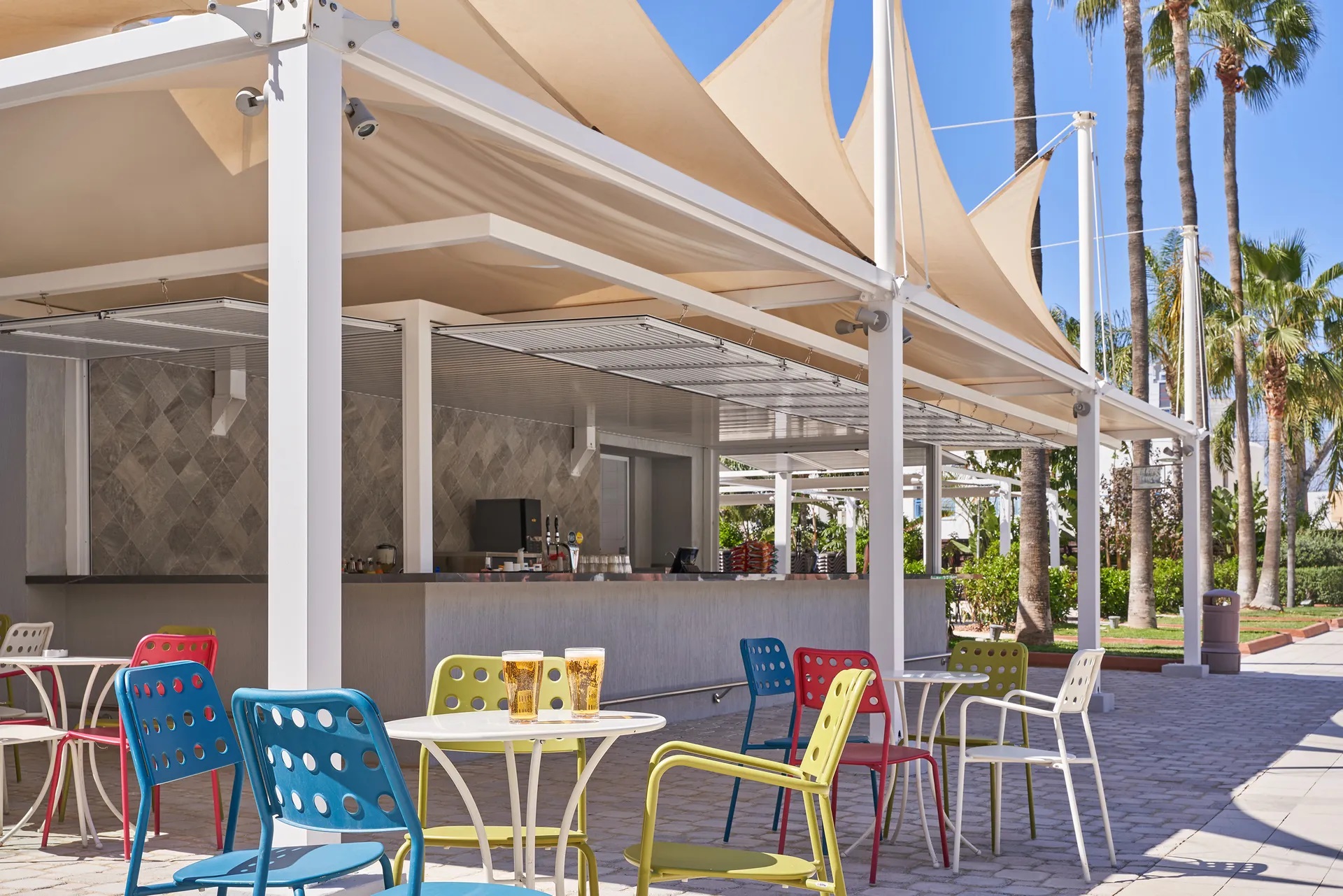 Atlantica Oasis Hotel-Bar pored bazena.jpg