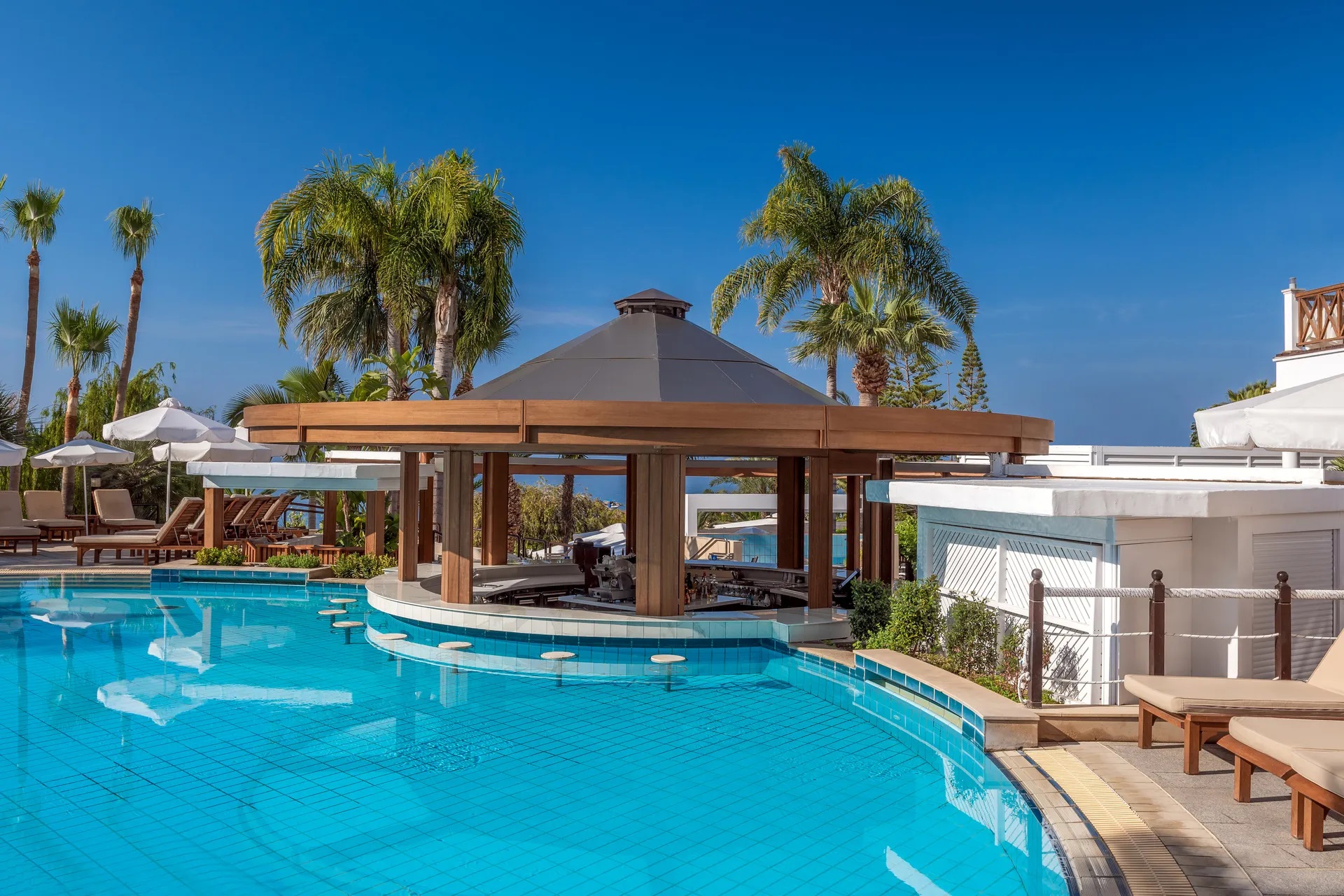 Mediterranean Beach Hotel-Bar pored bazena.jpg
