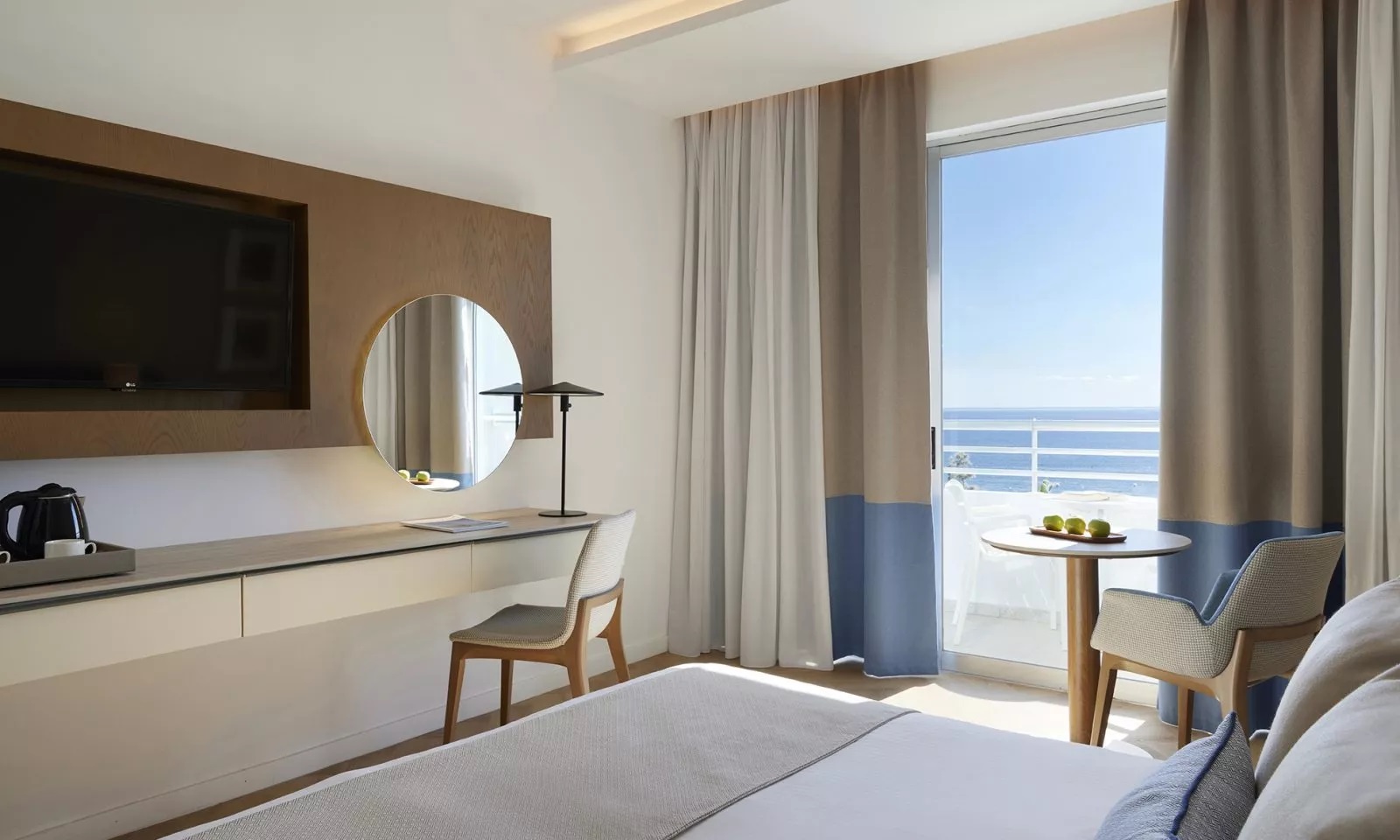 Mediterranean Beach Hotel-Deluxe soba more.jpg