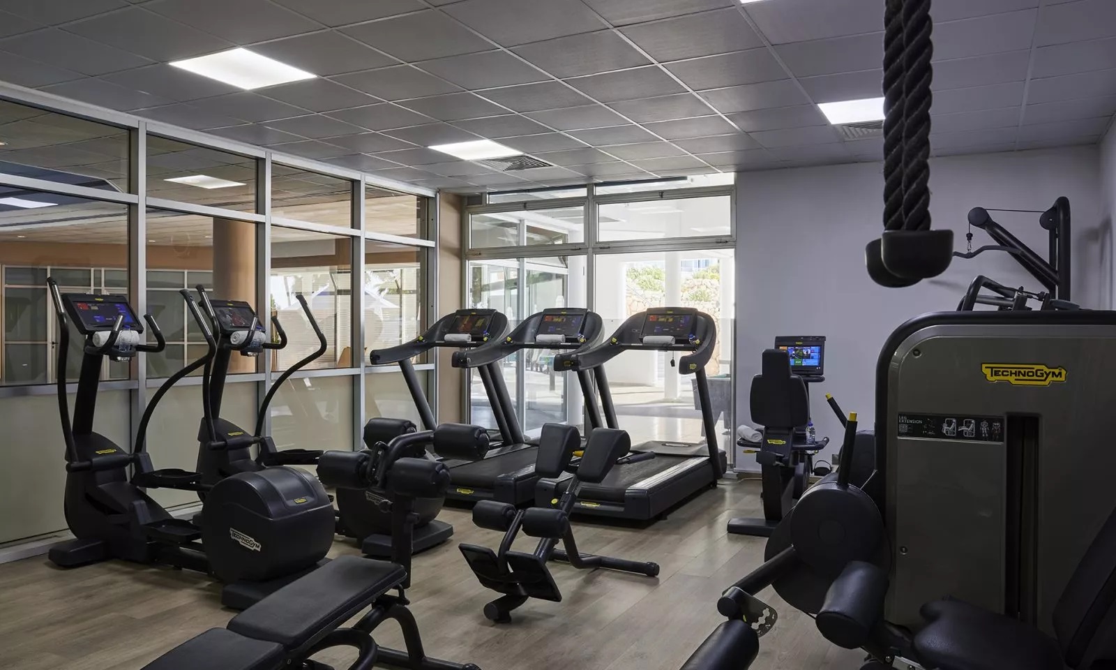Mediterranean Beach Hotel-Fitnes sala.jpg