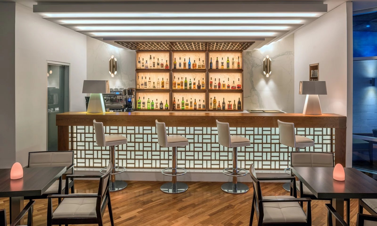 Mediterranean Beach Hotel-Koktel bar.jpg