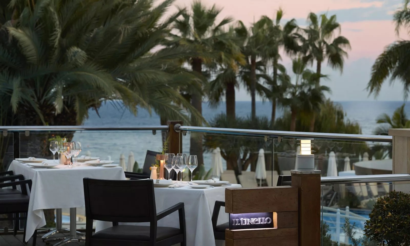 Mediterranean Beach Hotel-Terasa restoran.jpg