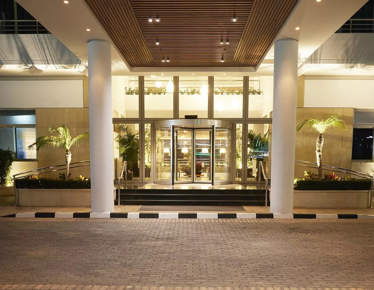Mediterranean Beach Hotel-Ulaz u hotel.jpg