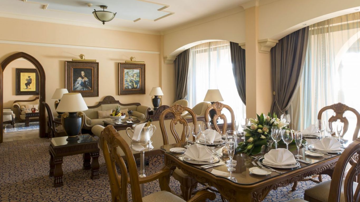 Elysium Hotel-Royal suite dnevna soba.jpg