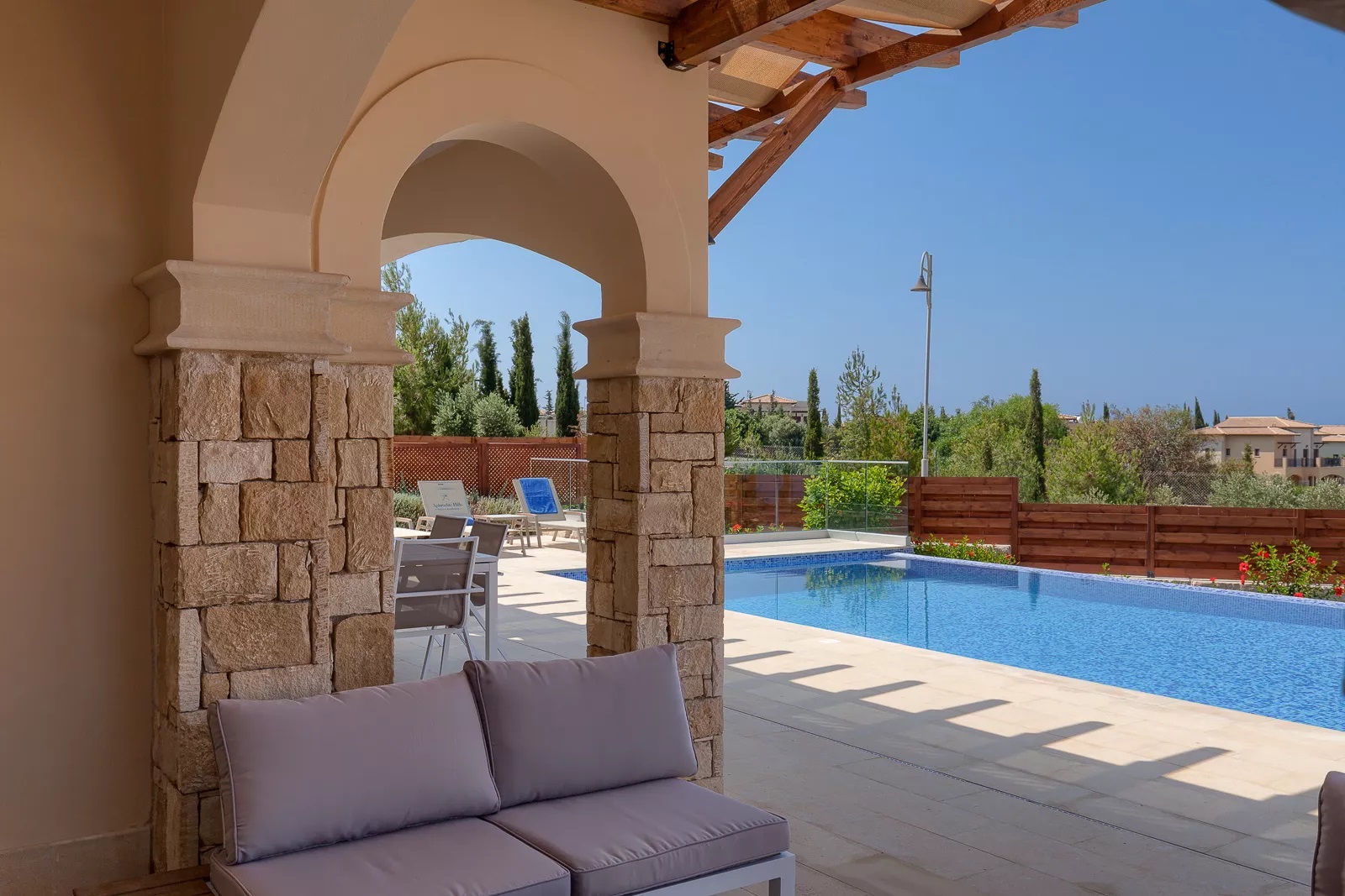Aphrodite Hills Holiday Residences Elite VIllas-Cetvorosobna Elite superior vila terasa.jpg