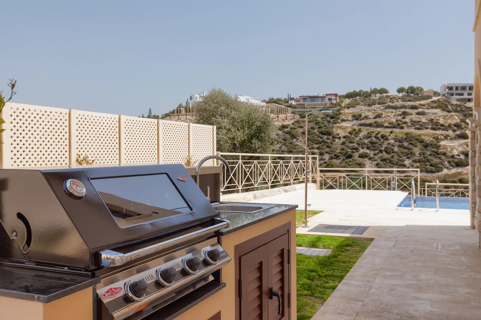 Aphrodite Hills Holiday Residences Elite Villas-Trosobna Elite junior vila terasa.jpg