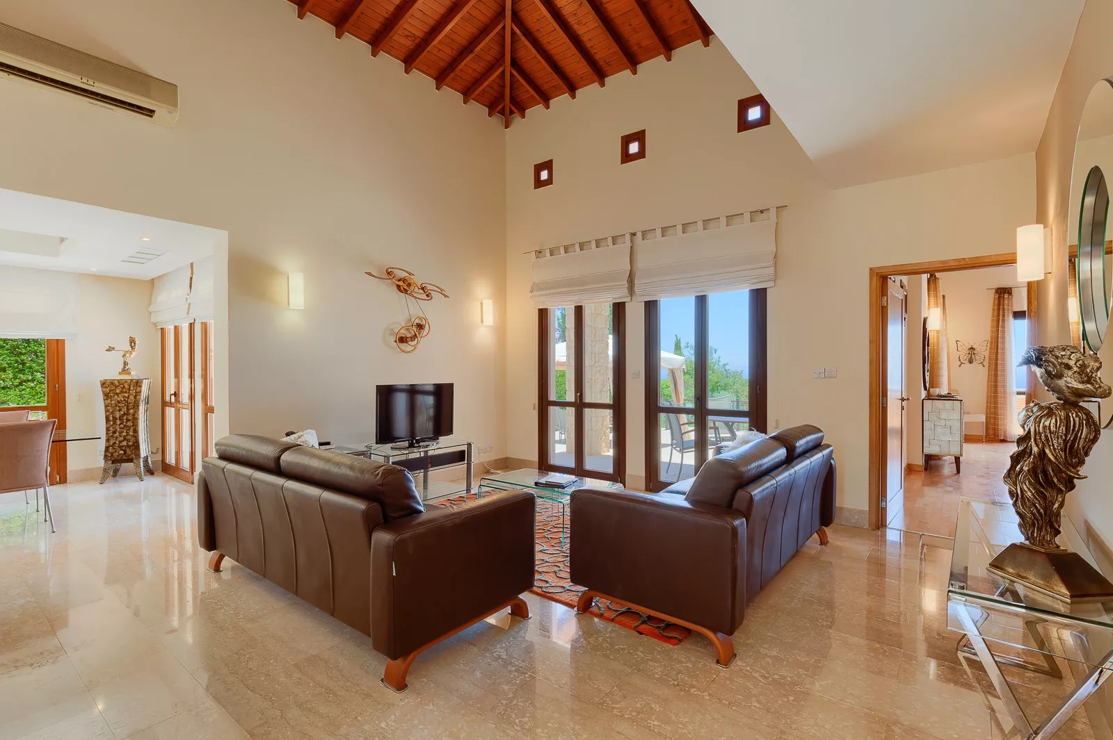 Aphrodite Hills Holiday Residences Elite Villas-Trosobna Elite superior vila dnevna soba.jpg