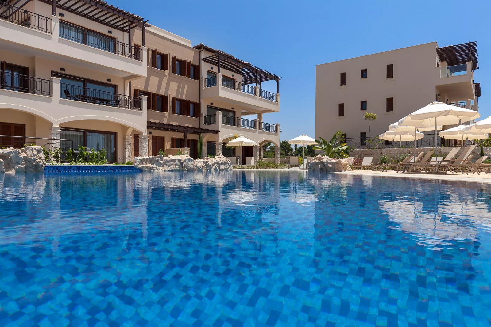 Premium Serviced Apartments-Trosoban apartman bazen.jpg