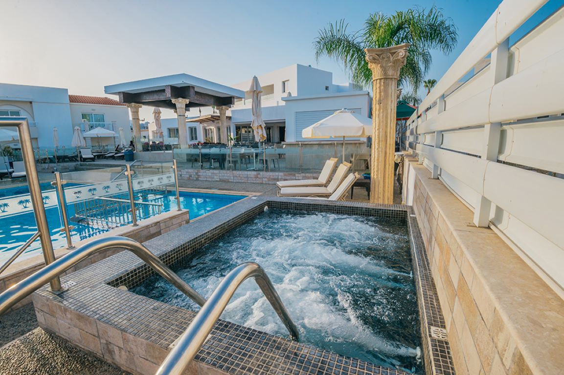 New Famagusta Hotel-Djakuzi na otvorenom.jpg