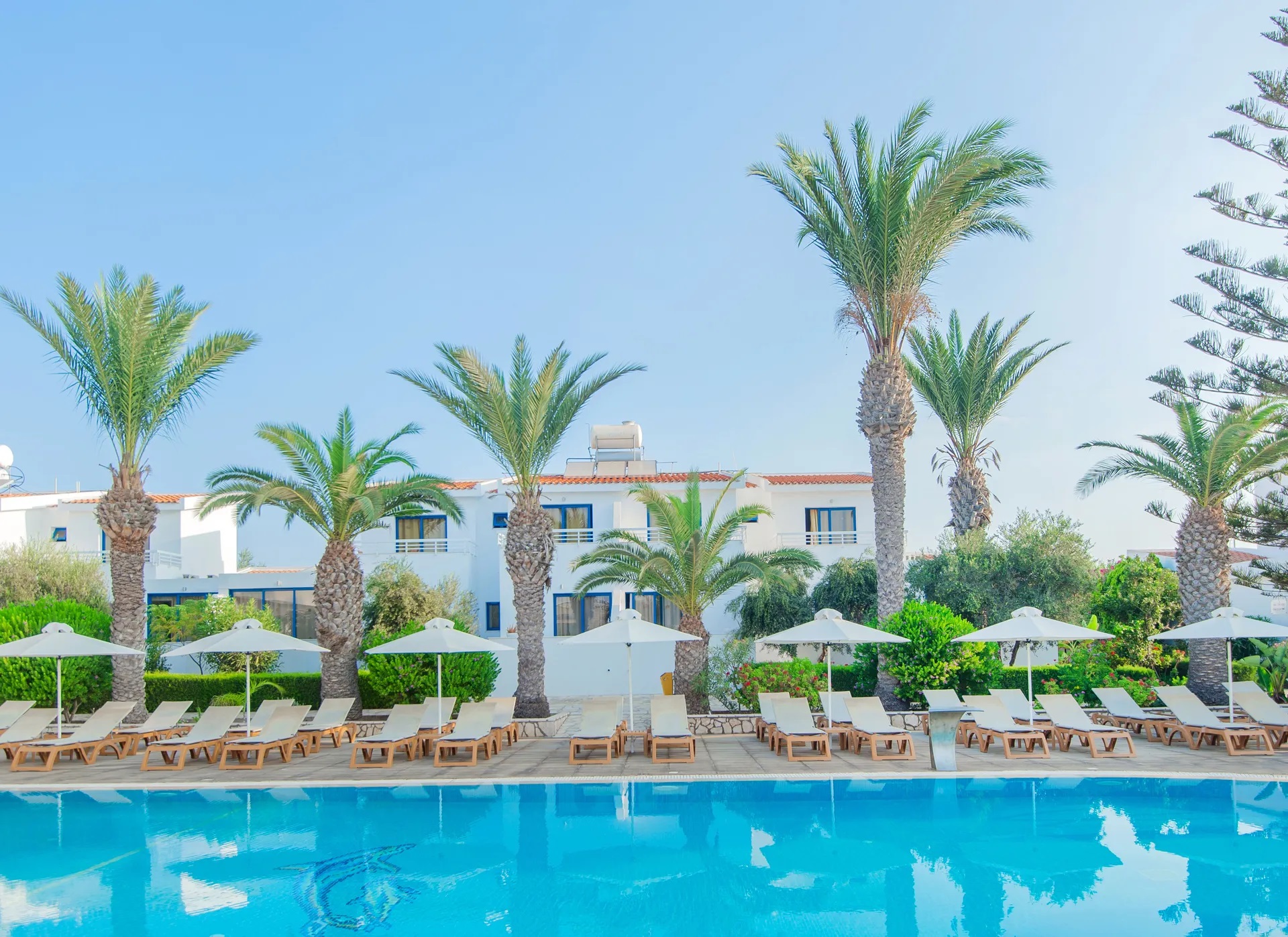 Atlantica Stavrolia Gardens-Bazen na otvorenom.jpg