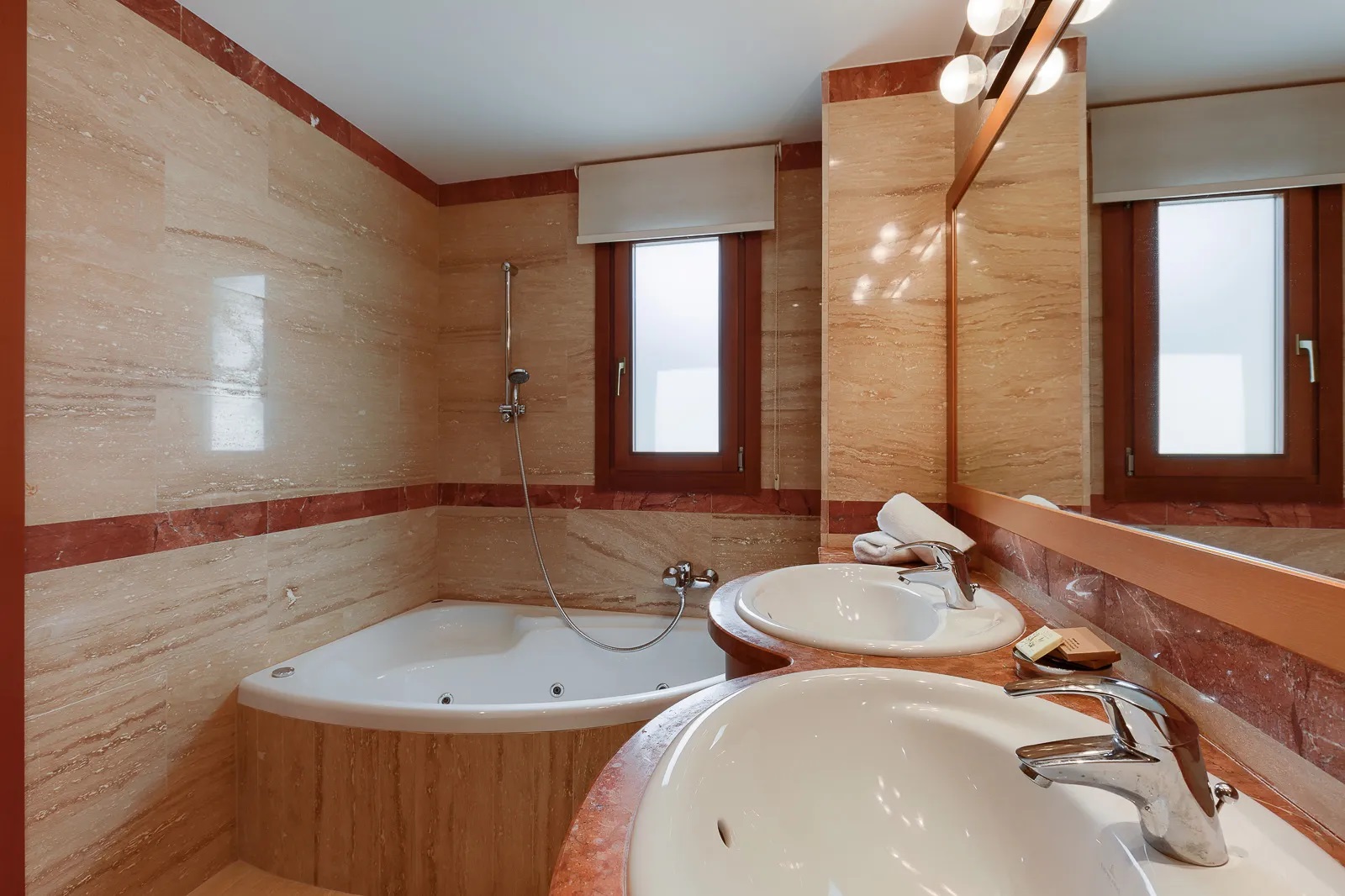 Superior Villas-Petosobna vila kupatilo.jpg