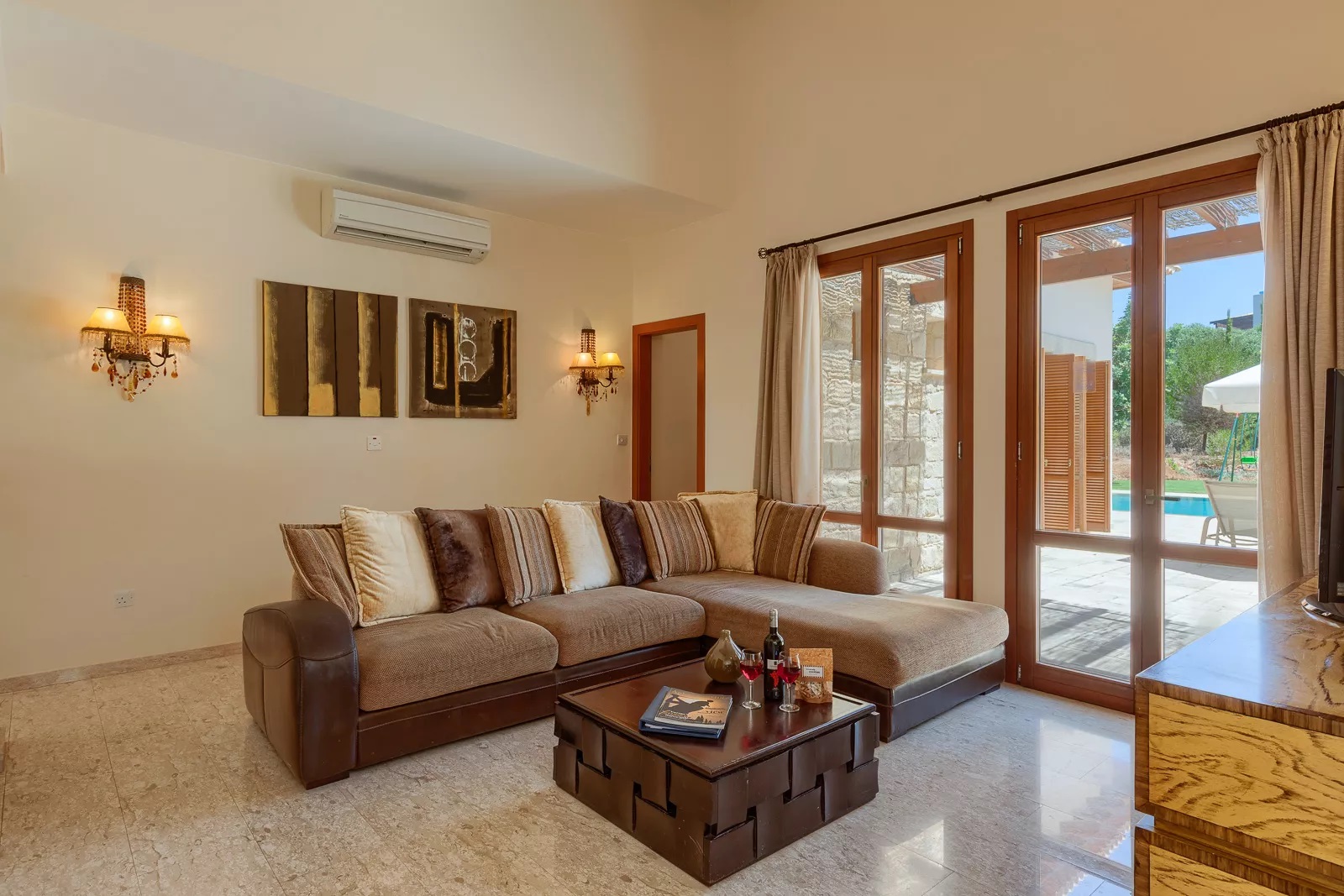Superior Villas-Trosobna vila dnevna soba.jpg