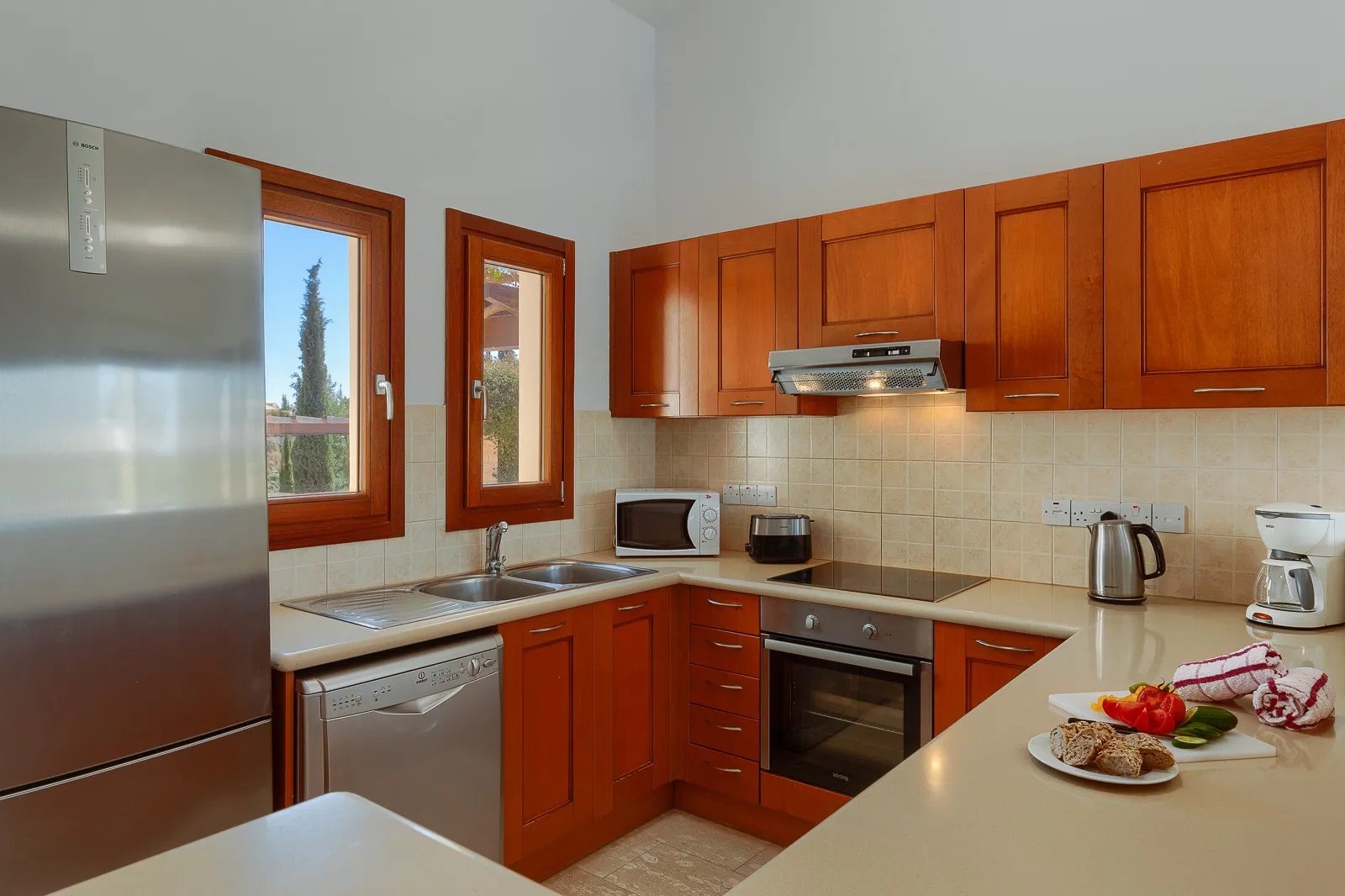 Junior VIllas-Dvosobna vila privatni bazen kuhinja.jpg