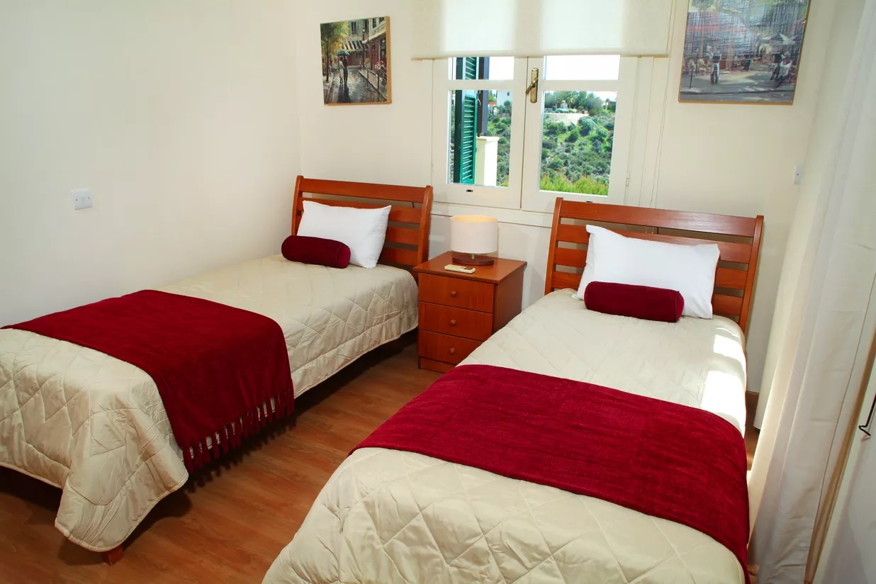 Junior Villas-Dvosobna vila zajednicki bazen druga spavaca soba.jpg