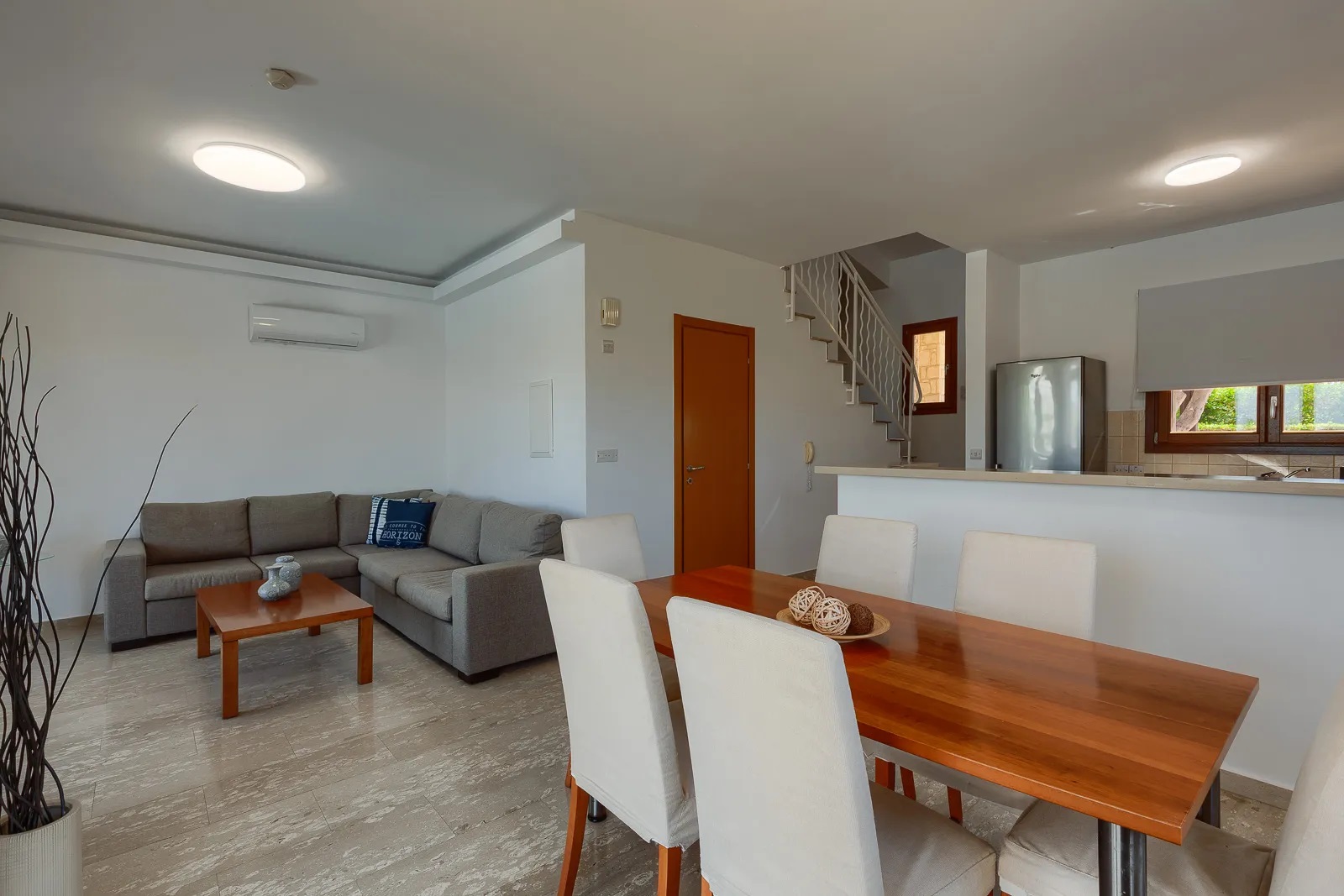Junior Villas-Trosobna vila privatni bazen dnevna soba.jpg