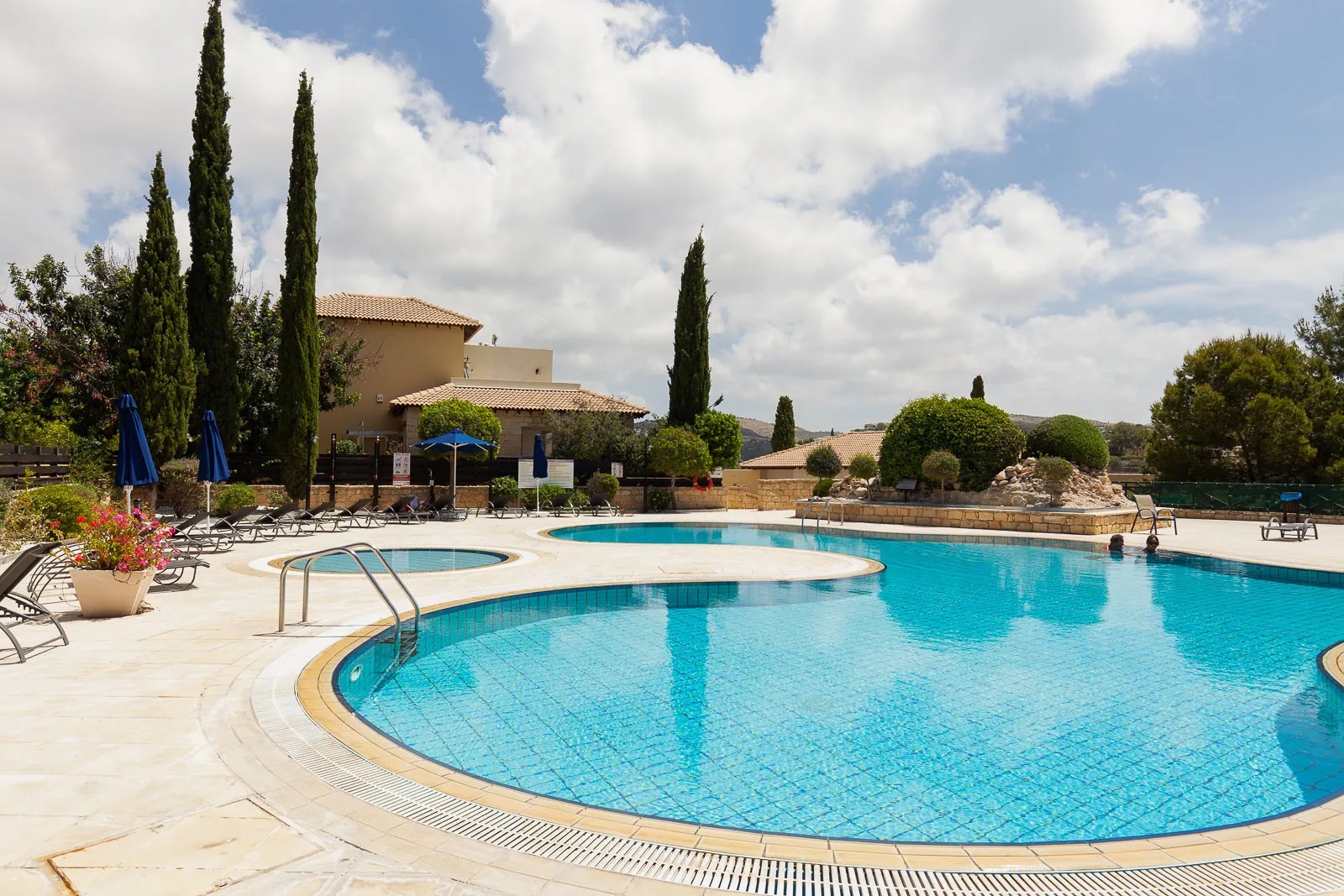 Junior Villas-Trosobna vila zajednicki bazen bazen.jpg