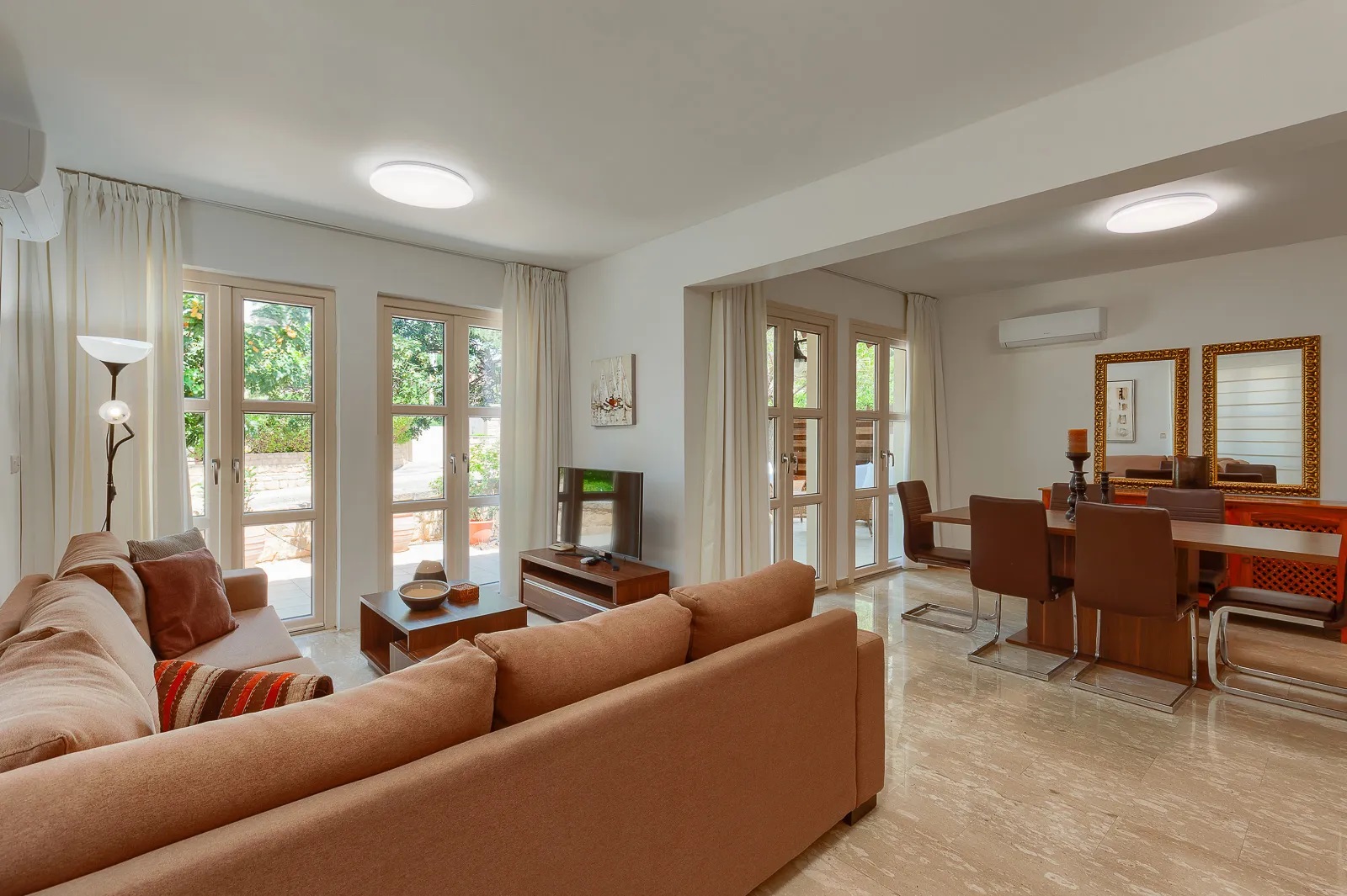 Junior Villas-Trosobna vila zajednicki bazen dnevna soba.jpg