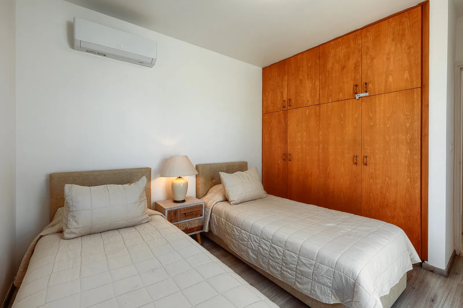 Junior Villas-Trosobna vila zajednicki bazen druga spavaca soba.jpg