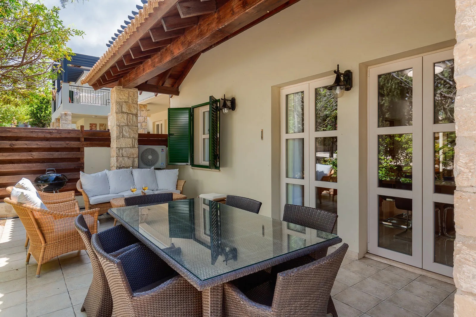 Junior Villas-Trosobna vila zajednicki bazen terasa.jpg