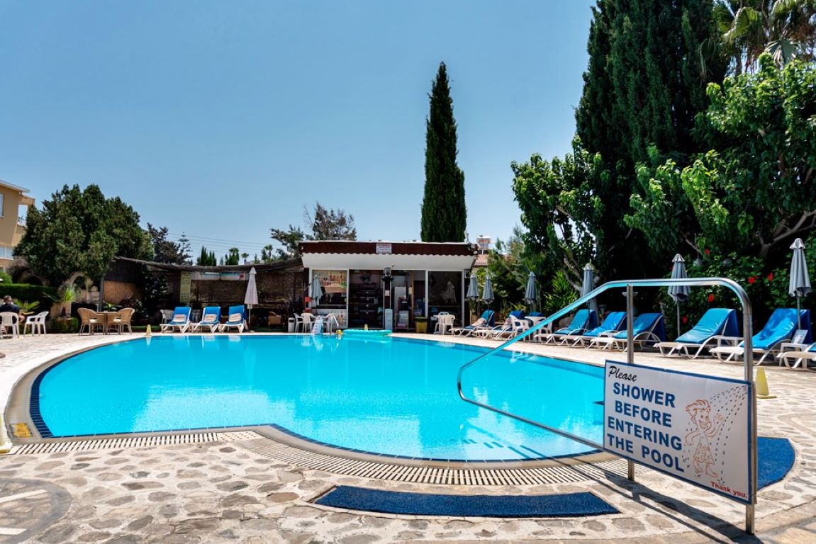 Apollonia Holiday Apartments-Oblast oko bazena.jpg