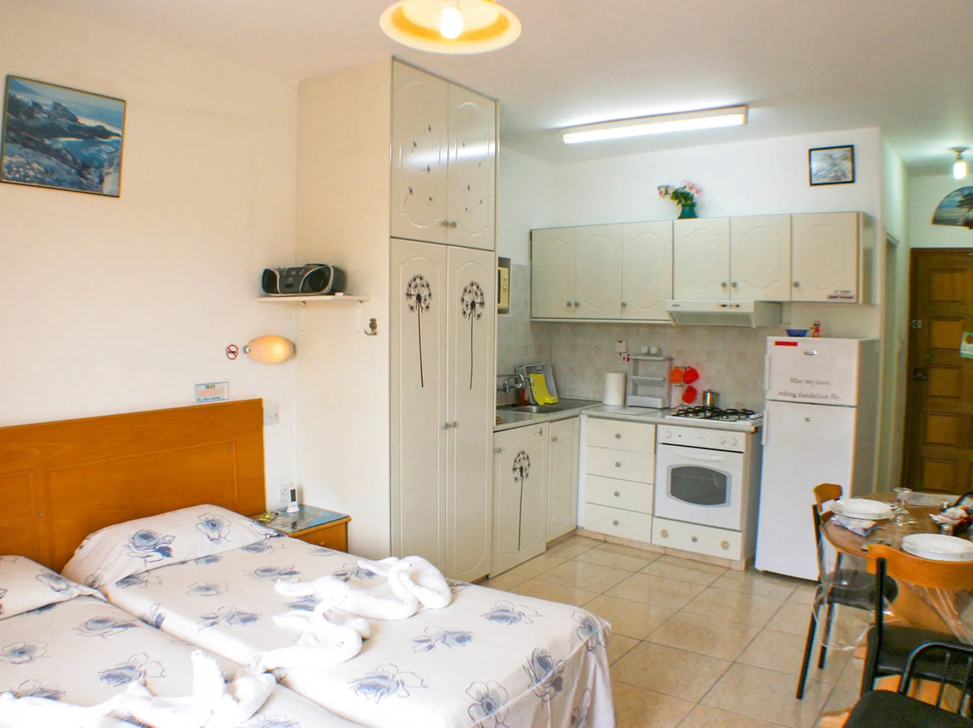 Apollonia Holiday Apartments-Superior studio balkon.jpg